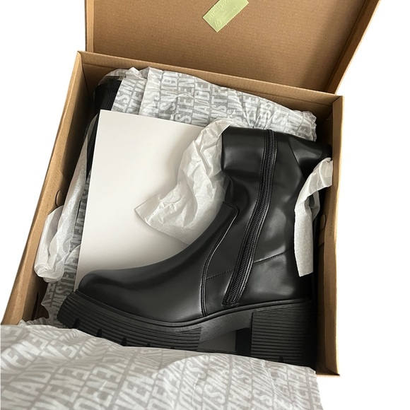 NEW Steve Madden Women's Black Boots Vegan Leather Size 8 Festival Ready - Picture 2 of 3